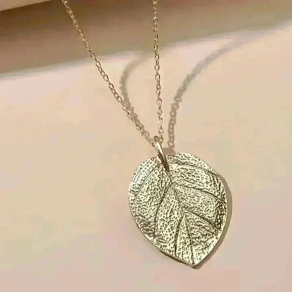 Leaf Pendant Necklace Simple Style - Picture 5 of 5